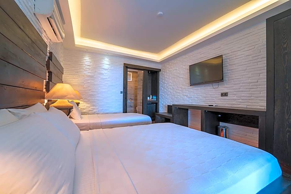 Manaspark Deluxe Hotel