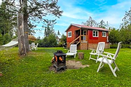 Refuge Rustic bordé par rivière et la nature