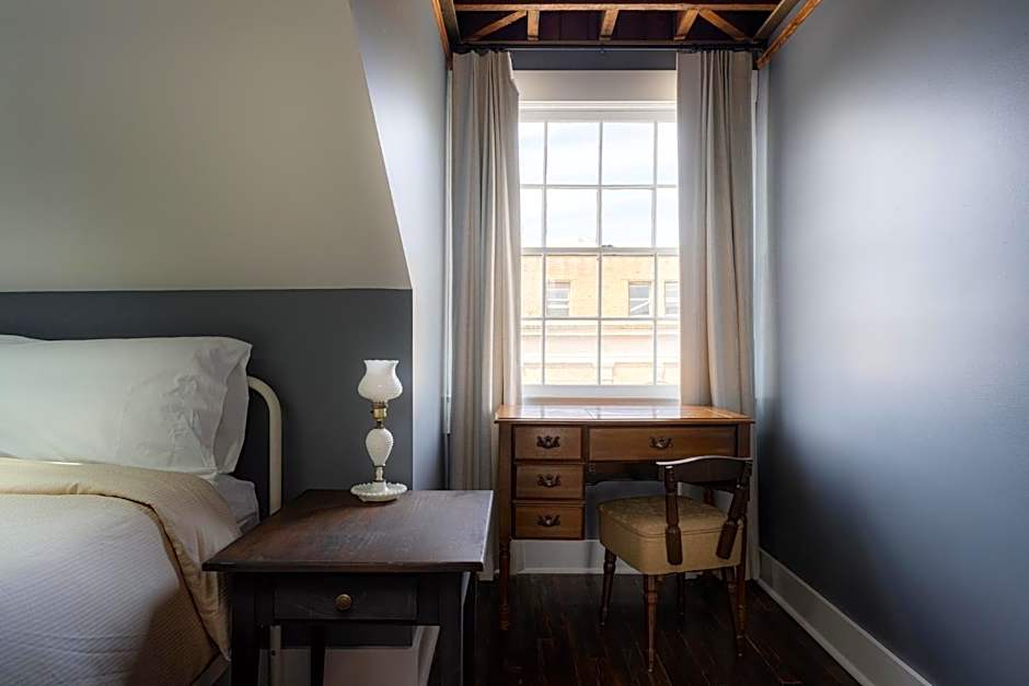 The NuWray Hotel & Carriage House