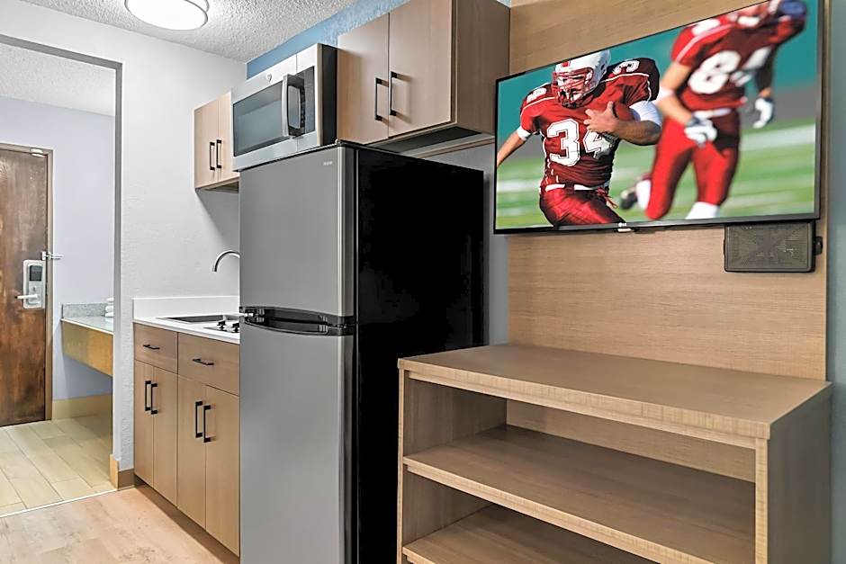 HomeTowne Studios by Red Roof Flint