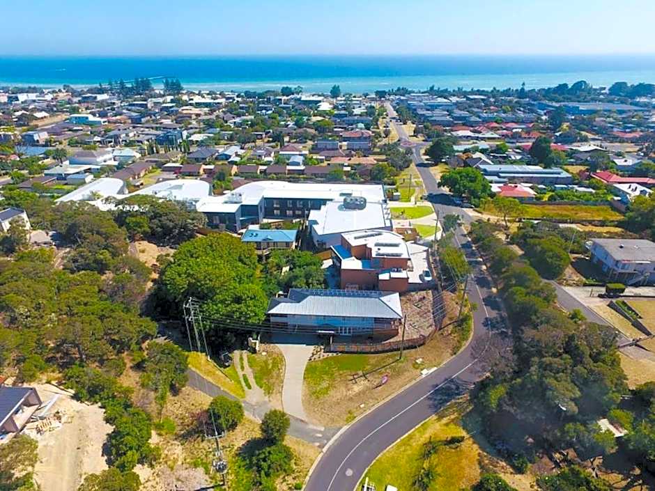 HALE KUPA Rye Beach House Spa Table Tennis