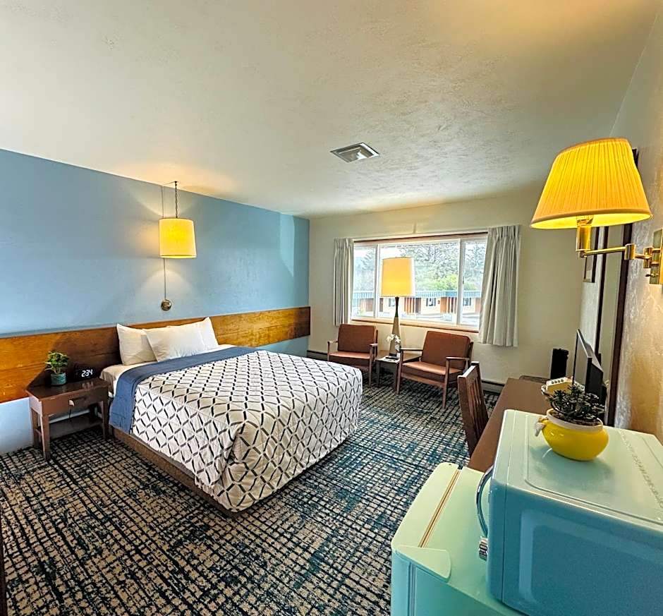 Curly Redwood Lodge