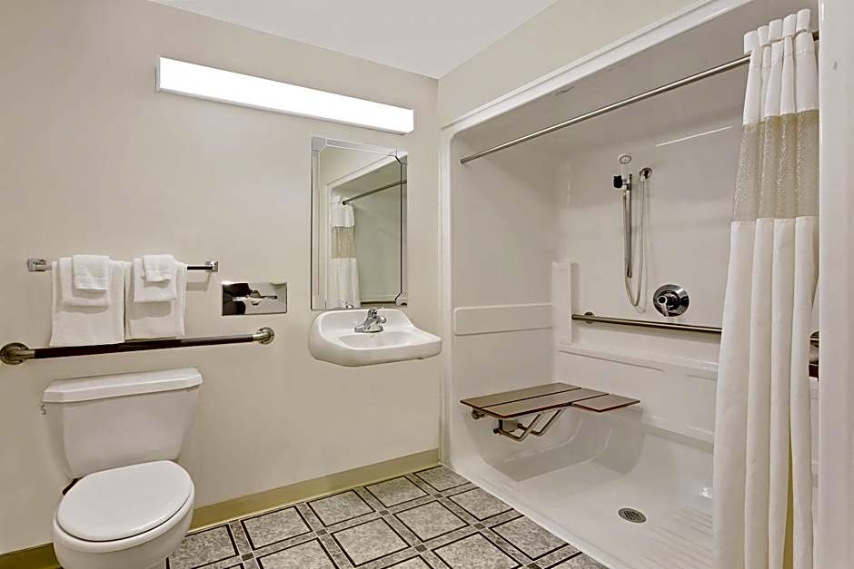 Ramada by Wyndham Richland Center