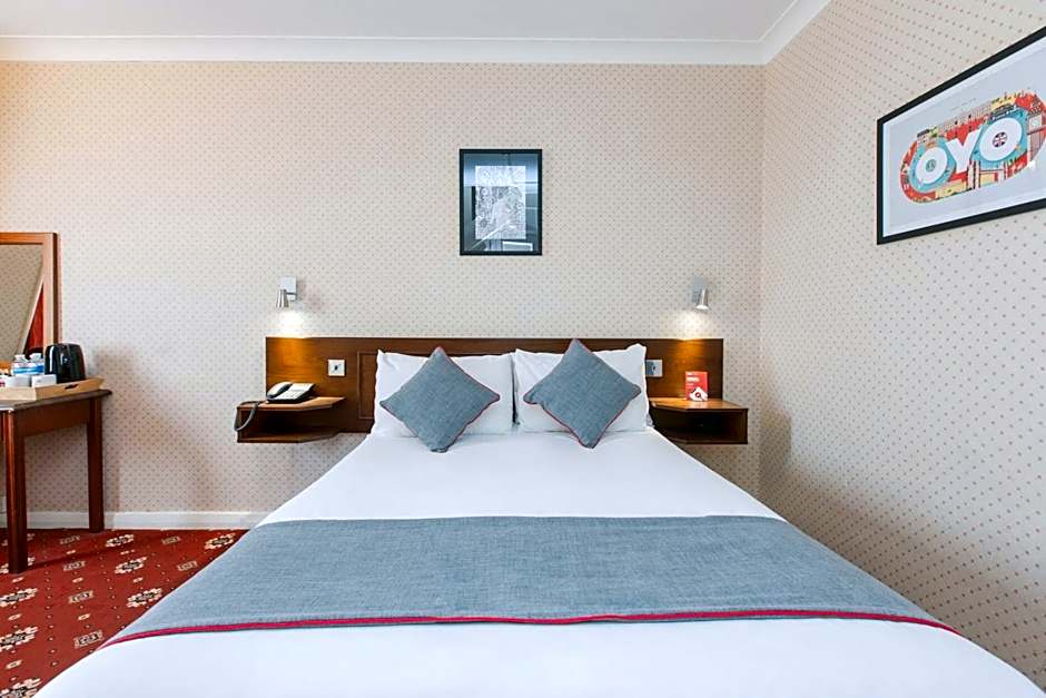 OYO Stade Court Hotel