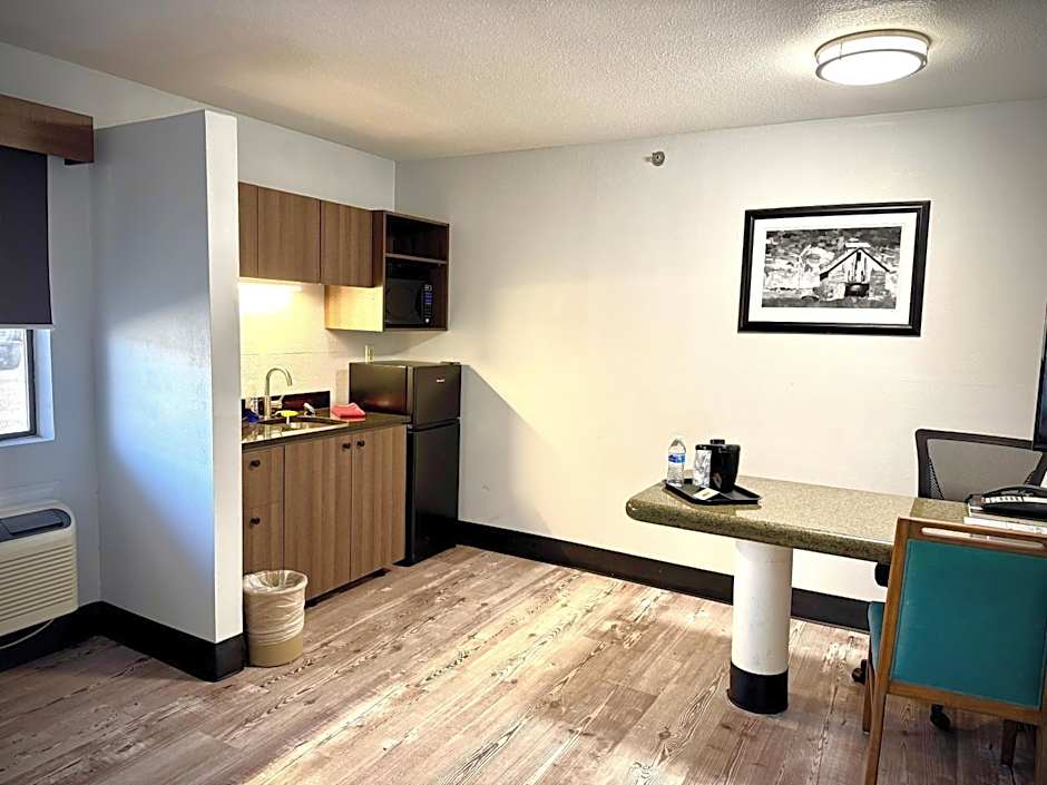 Photo 1 of 7 of 1 King Bed with Sofabed Suite