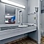 Econo Lodge Inn & Suites I-64 & Us 13