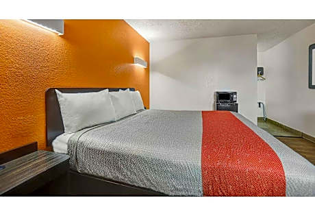 1 King Bed | Mobil Access Tub Nsmk Micfridg