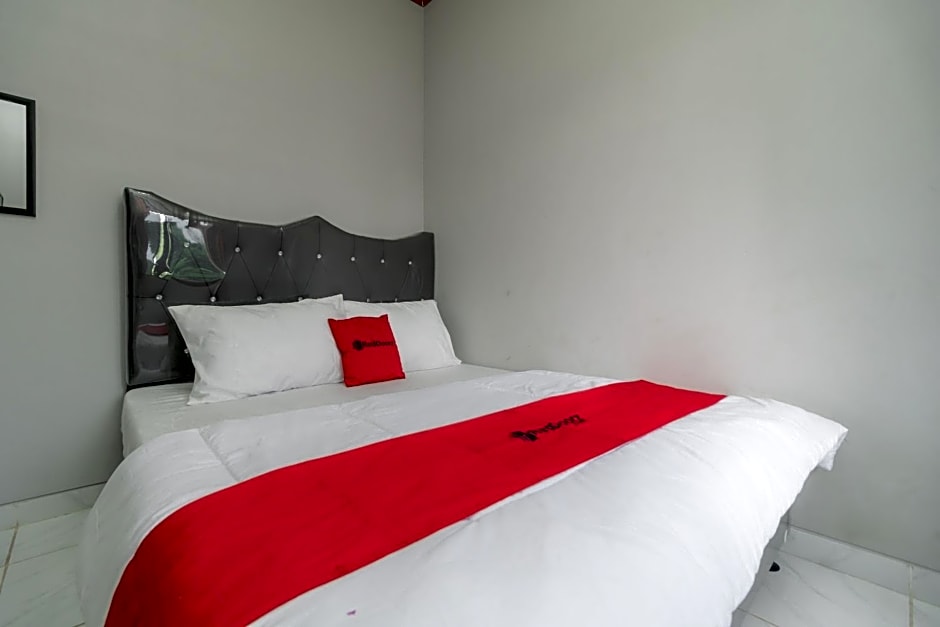 RedDoorz Plus near Jungeland Sentul