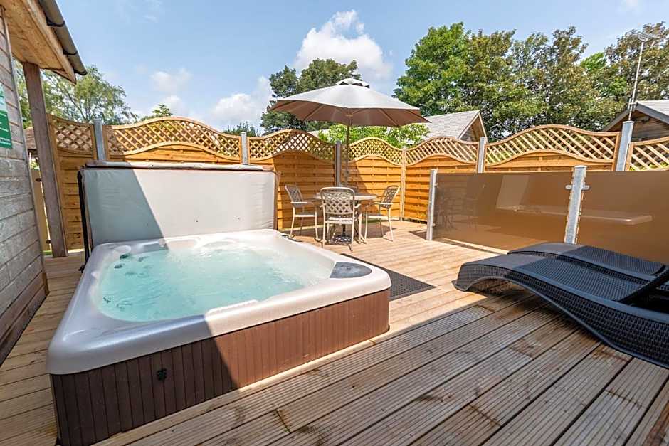 Tor Farm Lodges - Private Hot Tubs, Shared Seasonal Outdoor Pool, Dog Friendly