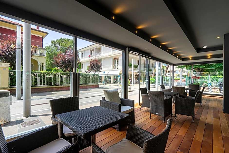 Hotel Mocambo Riccione CENTRALISSIMO AL MARE