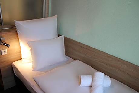 Single Room with Shared Toilet