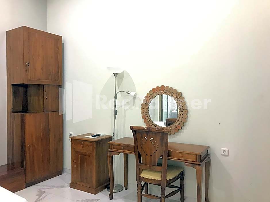 Hotel D88 Mitra RedDoorz near Santera Flower Garden