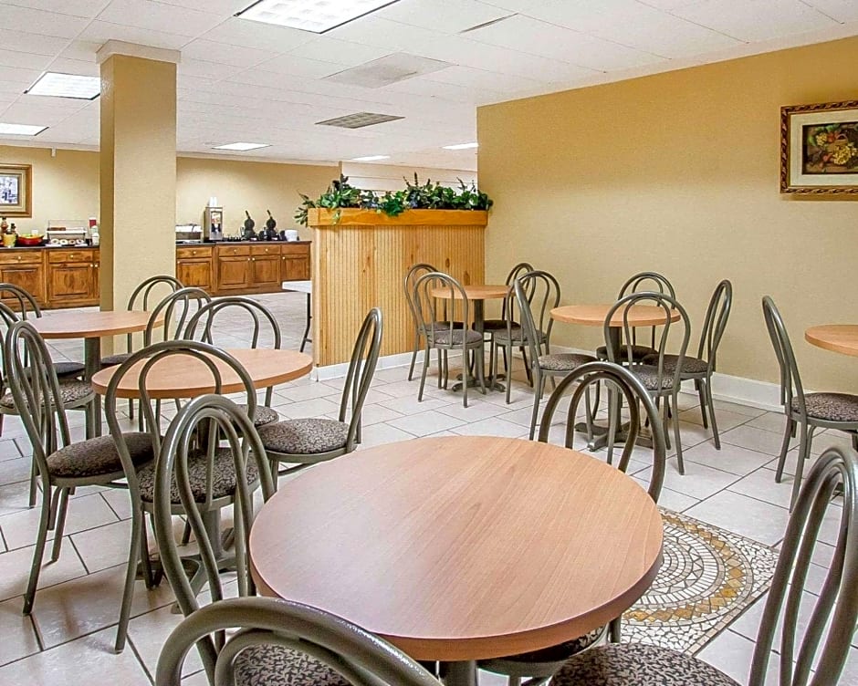 Clarion Inn & Suites University Center