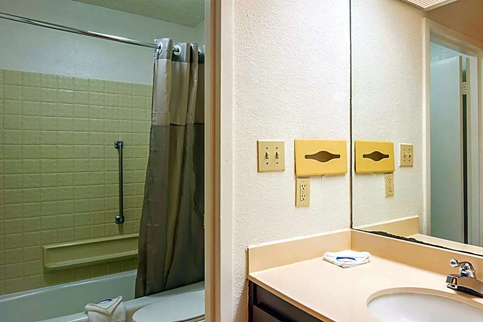 Motel 6-Newnan, GA