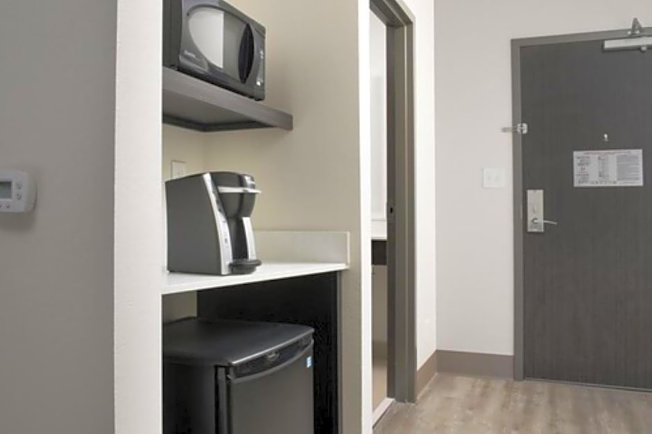 Holiday Inn Express & Suites North Brunswick By IHG