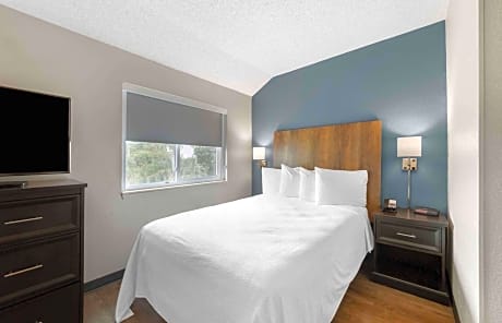 Queen studio with 1 Queen Bed - Disability Access/Non-Smoking