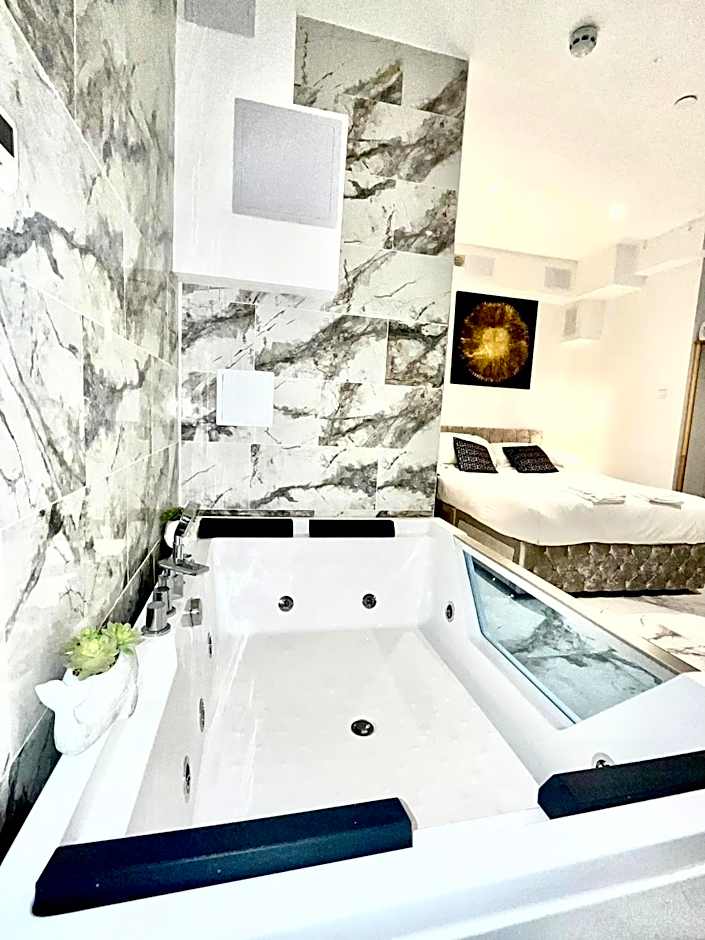 Duke and Duchess Apartments and Rooms - Private in Room Hot Tub Suites