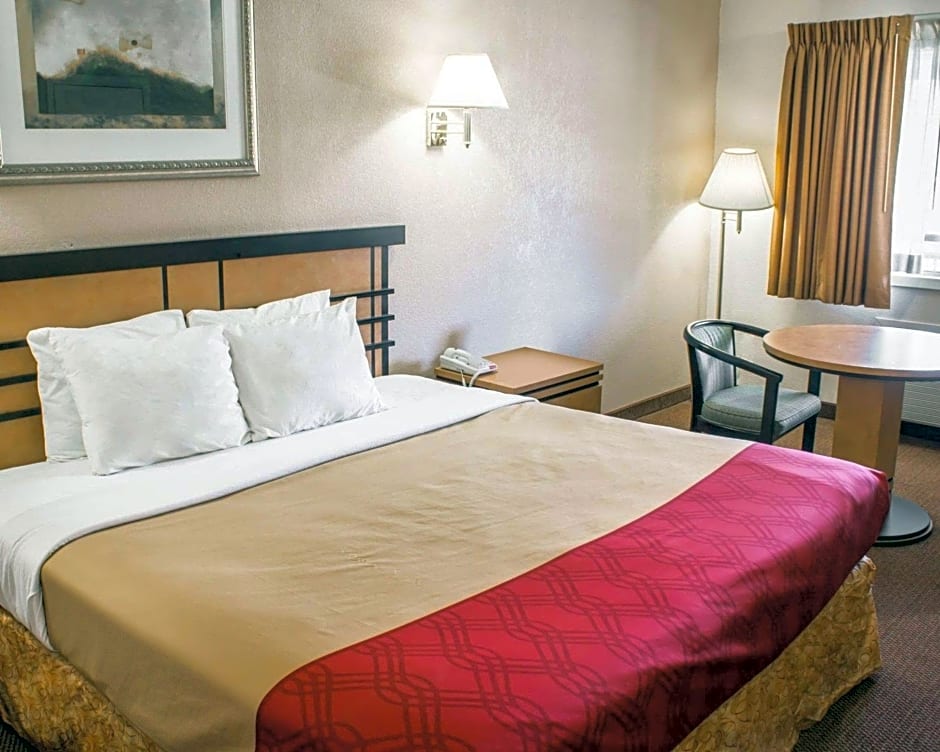 Econo Lodge Inn & Suites Colonie Center Mall