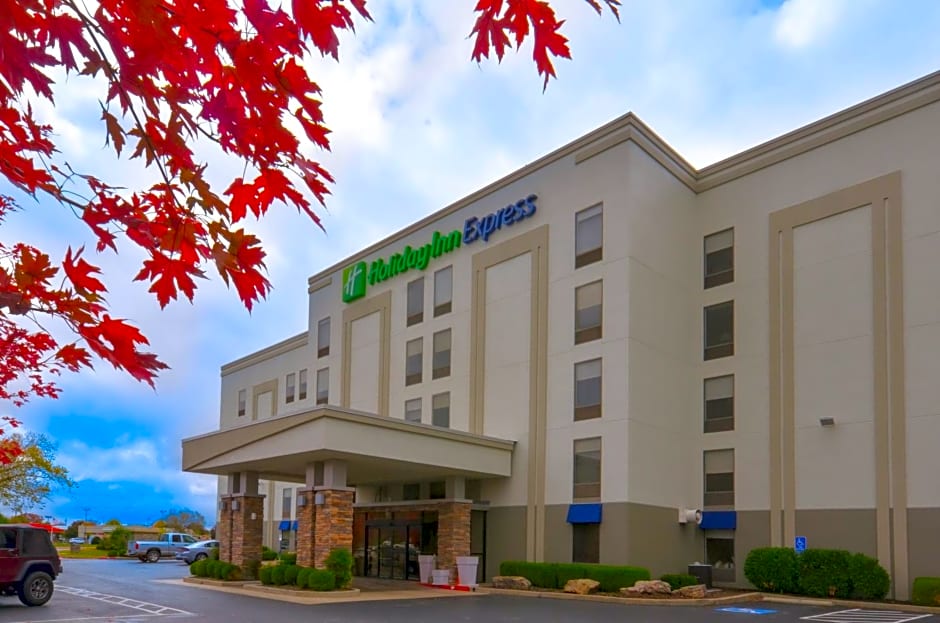 Holiday Inn Express & Suites Fayetteville University of Arkansas Area