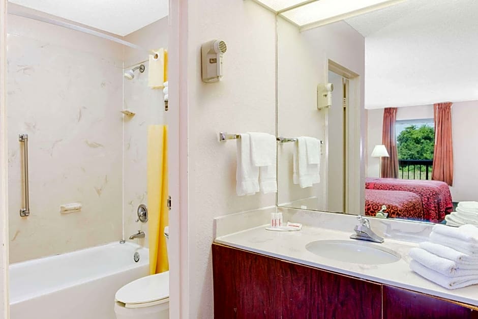 Days Inn by Wyndham Greenville MS