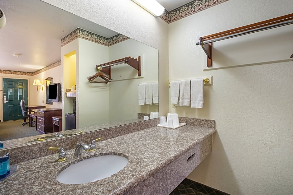 Three Rivers Executive Inn & Suites By OYO