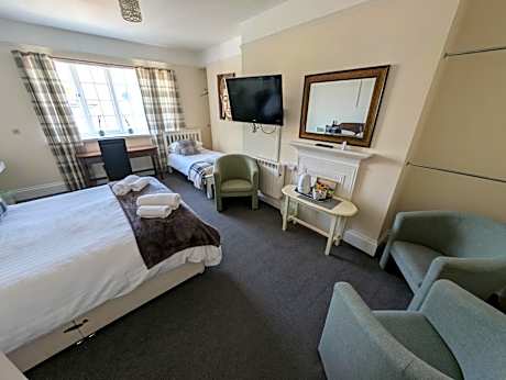 Basic Triple Room with Shared Bathroom