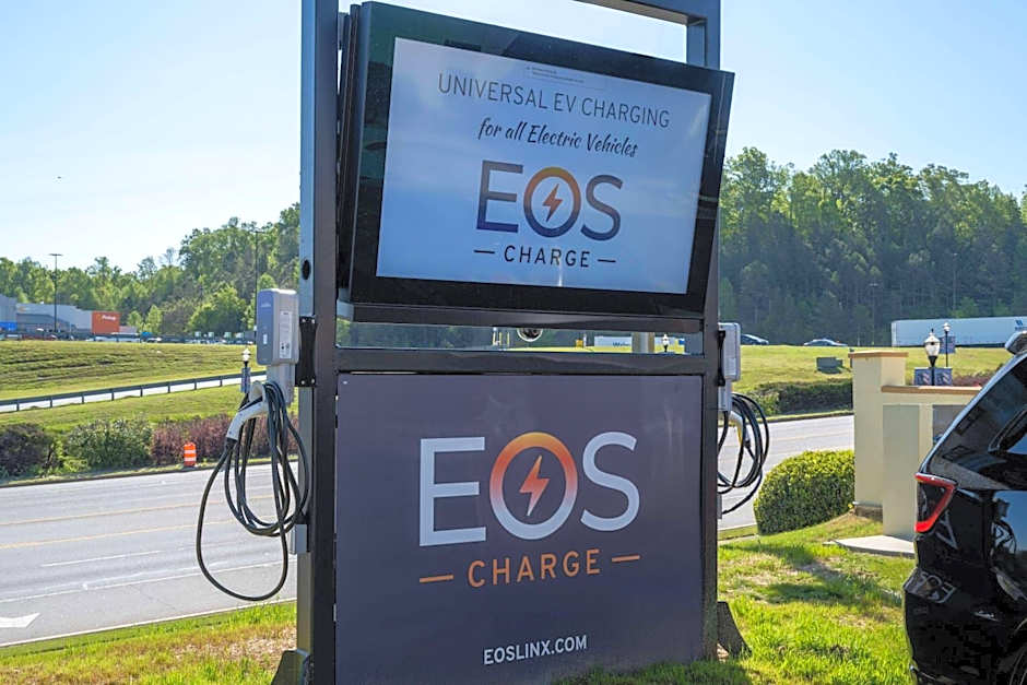 Days Inn & Suites by Wyndham Commerce