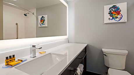 Queen Room with Two Queen Beds with Ocean View - Non-Smoking