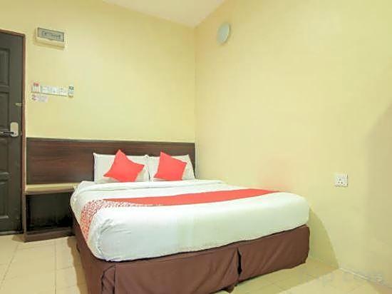 OYO 44078 The Island Hotel