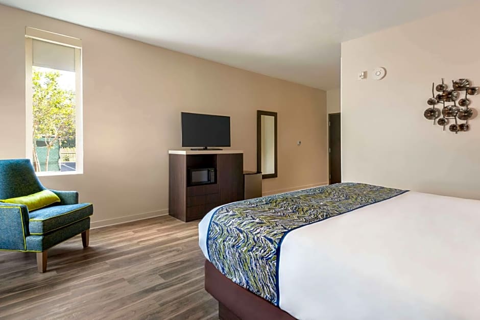 La Quinta Inn & Suites by Wyndham Orlando IDrive Theme Parks