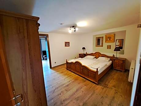 Family Room (2 Adults + 3 Children)