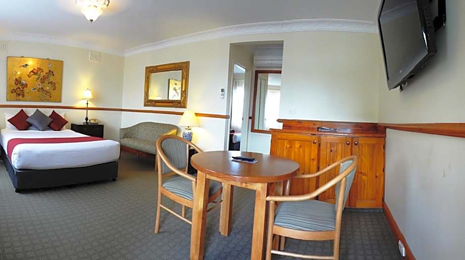 Three Explorers Motel