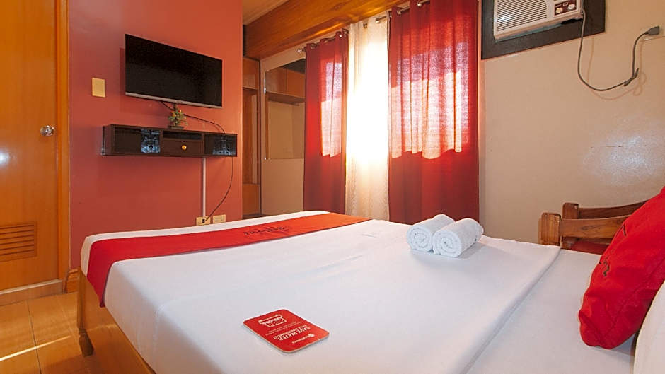 RedDoorz @ Farm Side Hotel Laoag City