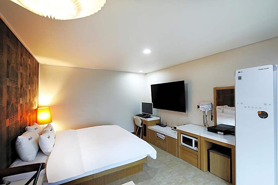 White Tourist Hotel