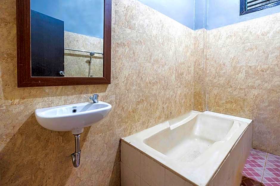 Super OYO 2704 Hotel Transit 2