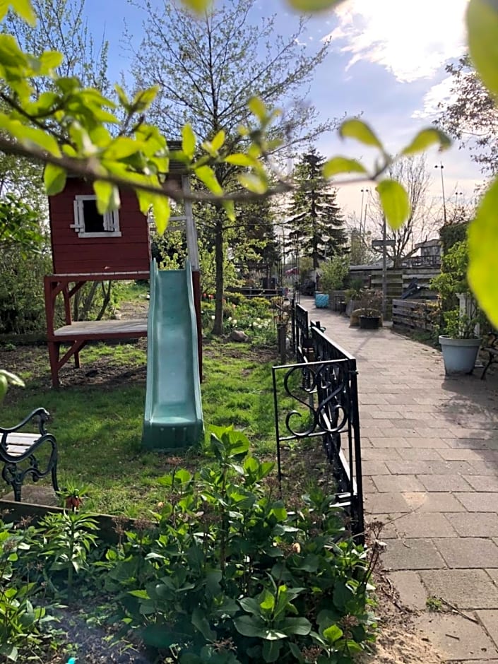 Houseboat apartment with water terrace, free bikes & fast wifi