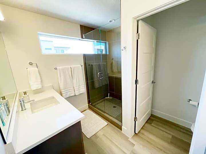 New Family-Friendly Townhome w/ Pool & Hot Tub