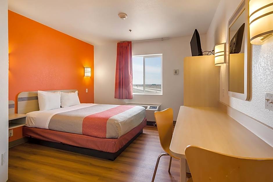 Howard Johnson by Wyndham Lemoore