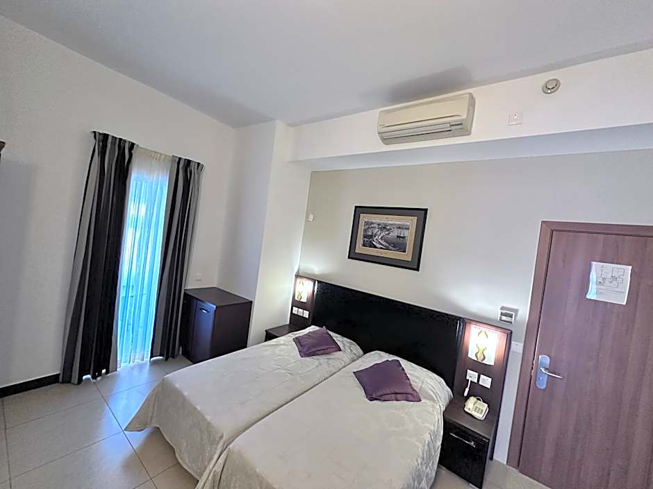 Grand Harbour Hotel
