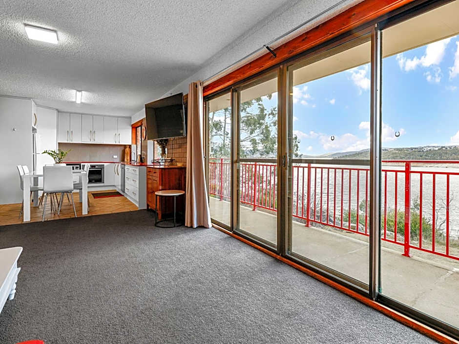 Pontis Lodge Waterfront Apartment