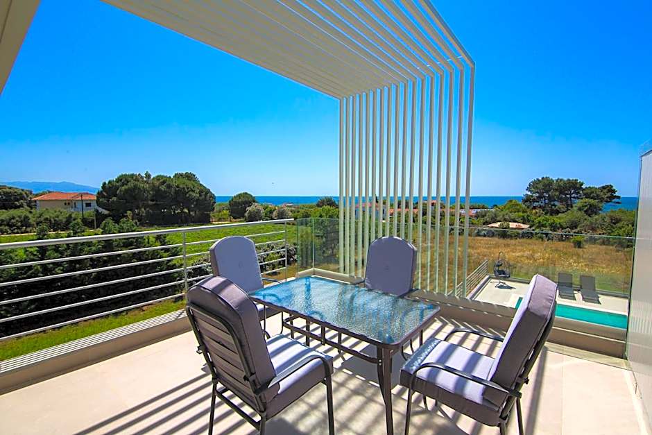 IO Luxury Pool & Hot Tub Suites