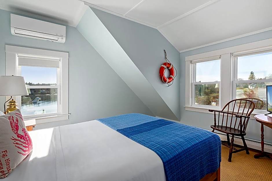 East Wind Inn & Suites