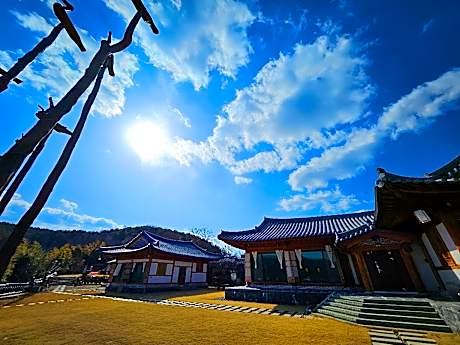1500평 대지에 웅장한 외관과 탁 트인 시원한뷰까지  한옥에서휴식과 힐링의 최적의 장소