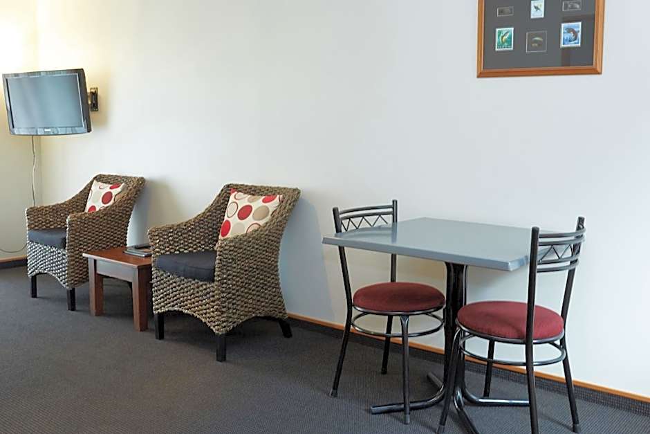 Admiral Court Motel & Apartments