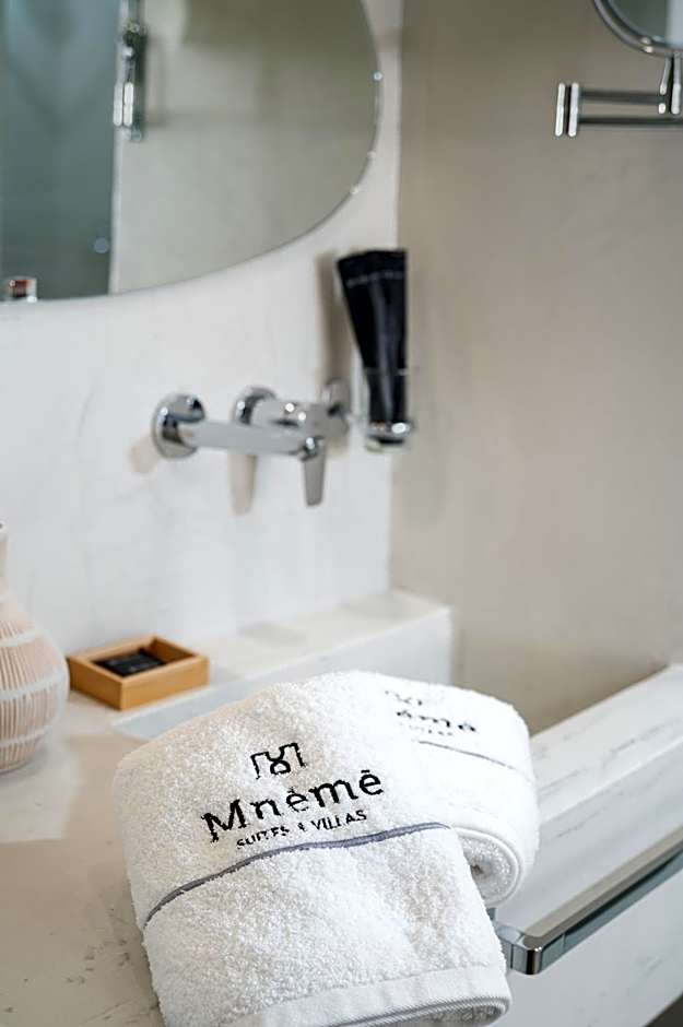 Mnḗmē Suites & Villas