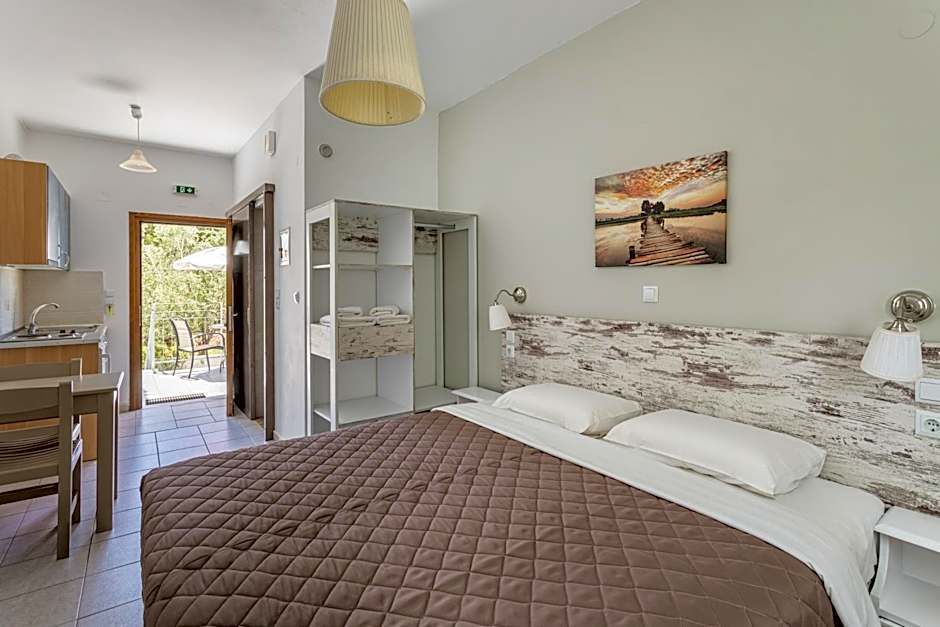 Lefkis apartments & studios