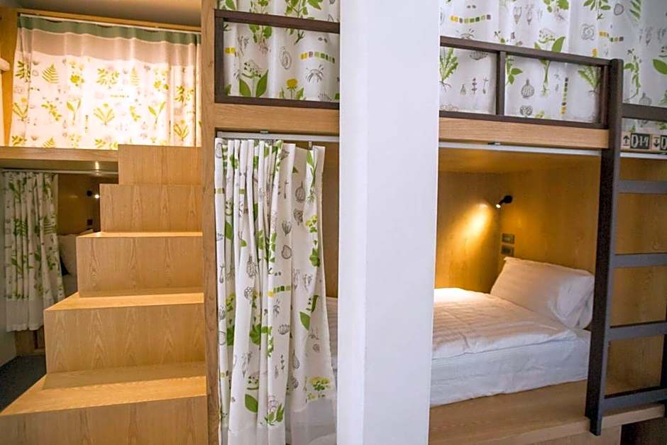 Memmoth Cafe & Hostel in Lampang