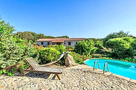 Residence surrounded by greenery with swimming pool in Badesi just 300 meters from the sea