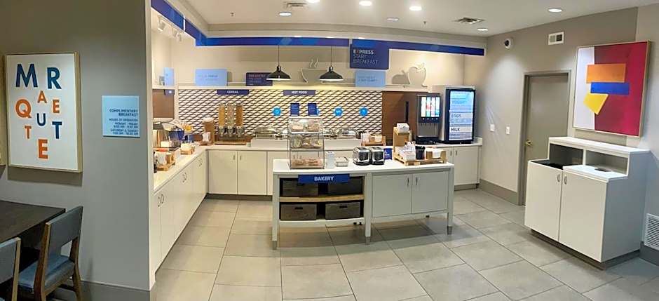 Holiday Inn Express & Suites Marquette By IHG