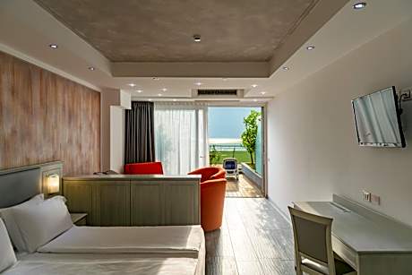 Deluxe Suite with Spa Bath